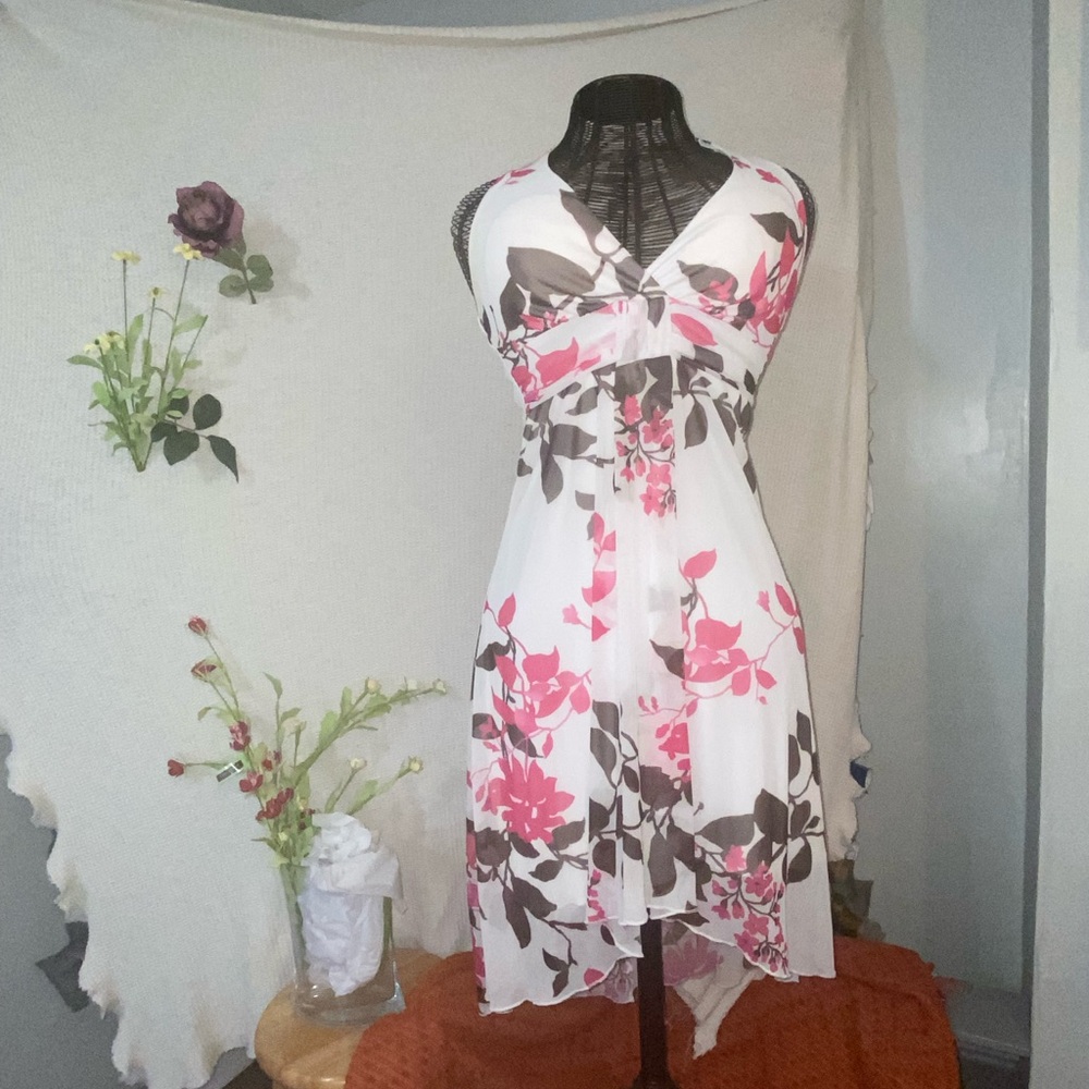 Beautiful flowing dress loved this dress only wore once